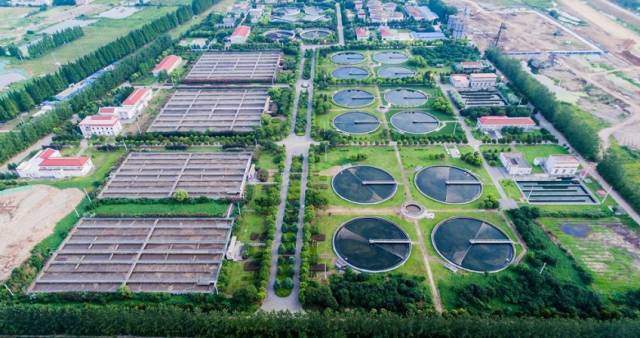 南京江心洲污水处理厂 造型如巨大镜子