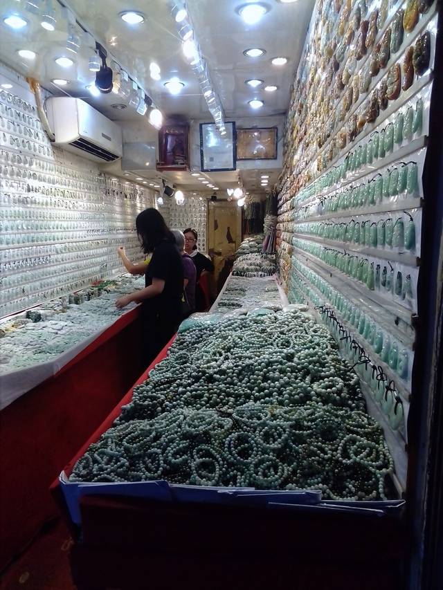 头条‖ 广州最大的玉石批发市场,这里的玉石珠宝沦为地摊货!