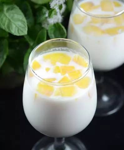 黄桃牛奶榨汁图片