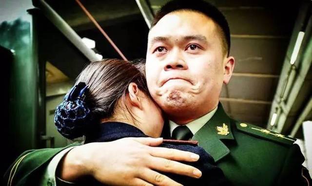 朋友圈最动人的军人照片,看到第几张你泪流满面?