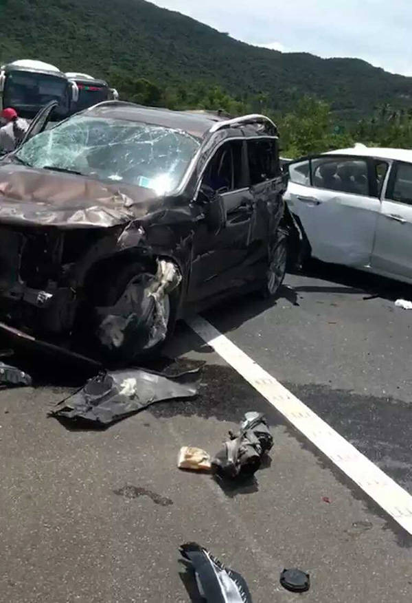 三亚高速路两车追尾协商时一人被油罐车撞飞,共致1死4伤