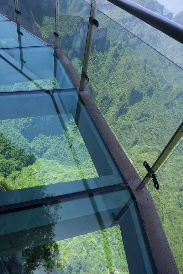 0 梅州平远五指石玻璃栈道 梅州平远五指石景区有多段栈道,可最吸引