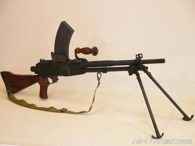 勃朗宁m1918轻机枪,该枪是美国军队在第二次世界大战和朝鲜战争中使用