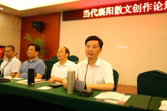 图二 湖北省散文学会会长,华中师范大学新闻传播学院教授董中锋先生