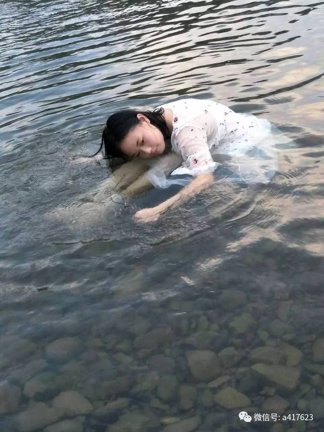 女孩子下河游泳图片