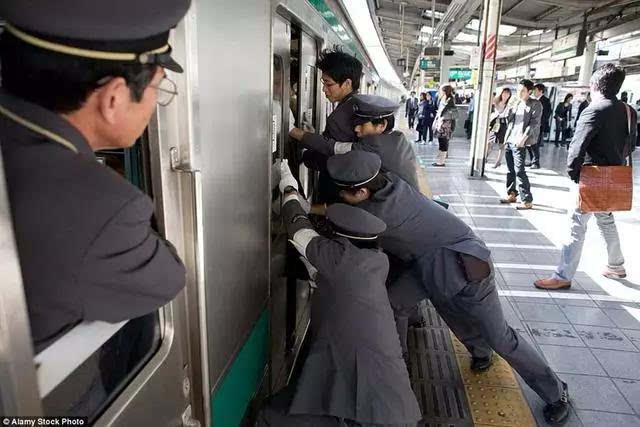 去日本旅行不要坐地铁,真的很多人!美女也要挤丑