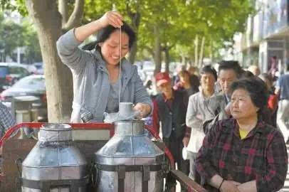 小时候 每天都要在家门口 排队打牛奶喝