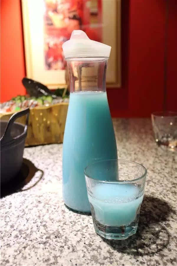 这个蓝色饮料的名字叫蓝色之恋,口味很惊艳,有种小时候的味道