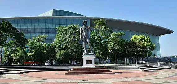 宁波大剧院前的大卫雕像