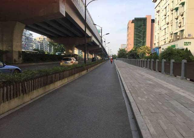 大关苑路(香积寺路-大关路,沿街统一实施了立面整治,规范制作店招店