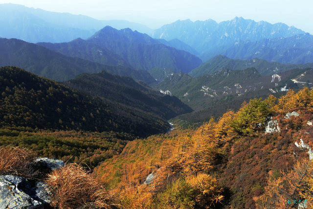 其實西安南倚巍峨的秦嶺,北靠連綿的子午嶺和黃土高原,八水繞長安的