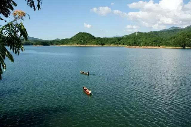 控制若耶溪流域面积 70 平方公里,始建于 1958 年,完工于 1964 年.