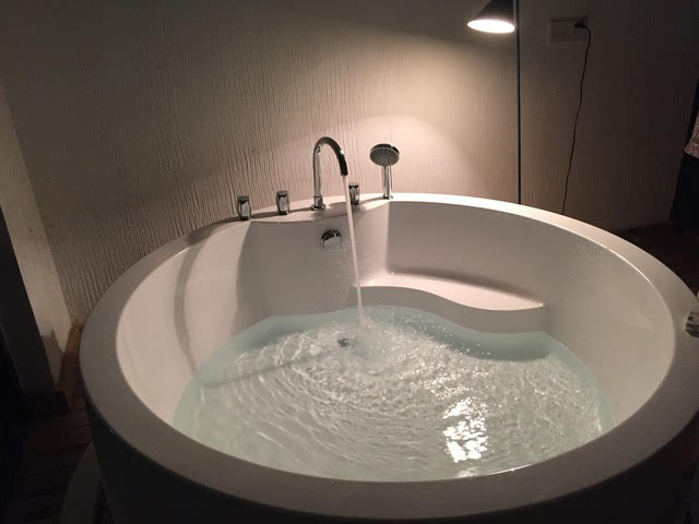 浴缸非常大,两三个人泡在里面都没有问题,晚上听着浪声泡在暖暖的水里