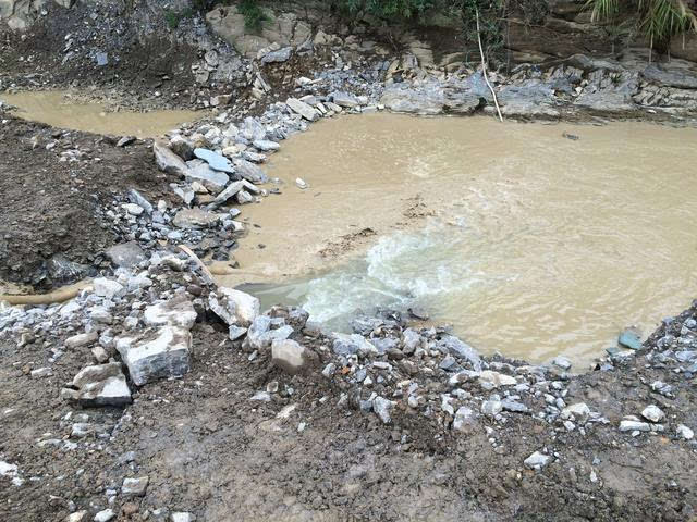 导致下游河水呈现土黄色,不过在水库建成后将会变得清澈起来了.