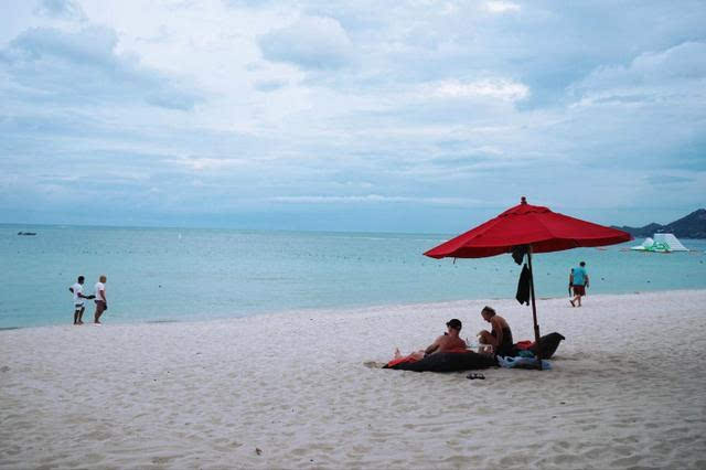 泰国苏梅岛沙滩旅行,外国人在沙滩上的行为太开放