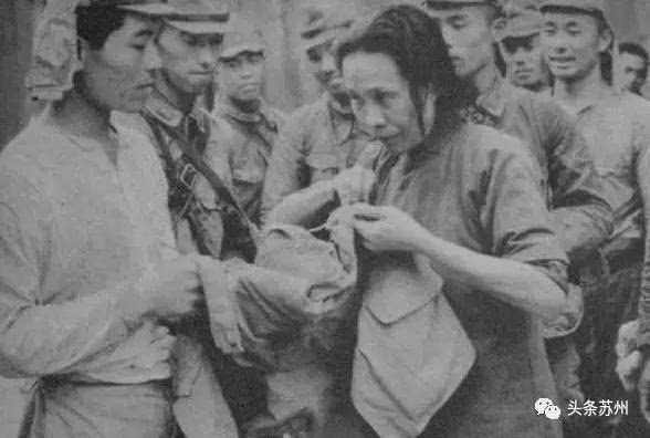 一群日军围着一位50岁左右的中国妇女