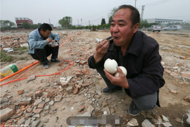 午饭是凉拌黄瓜豆腐丝和馒头 ,重点是碗没有就算了,竟然筷子还是随意