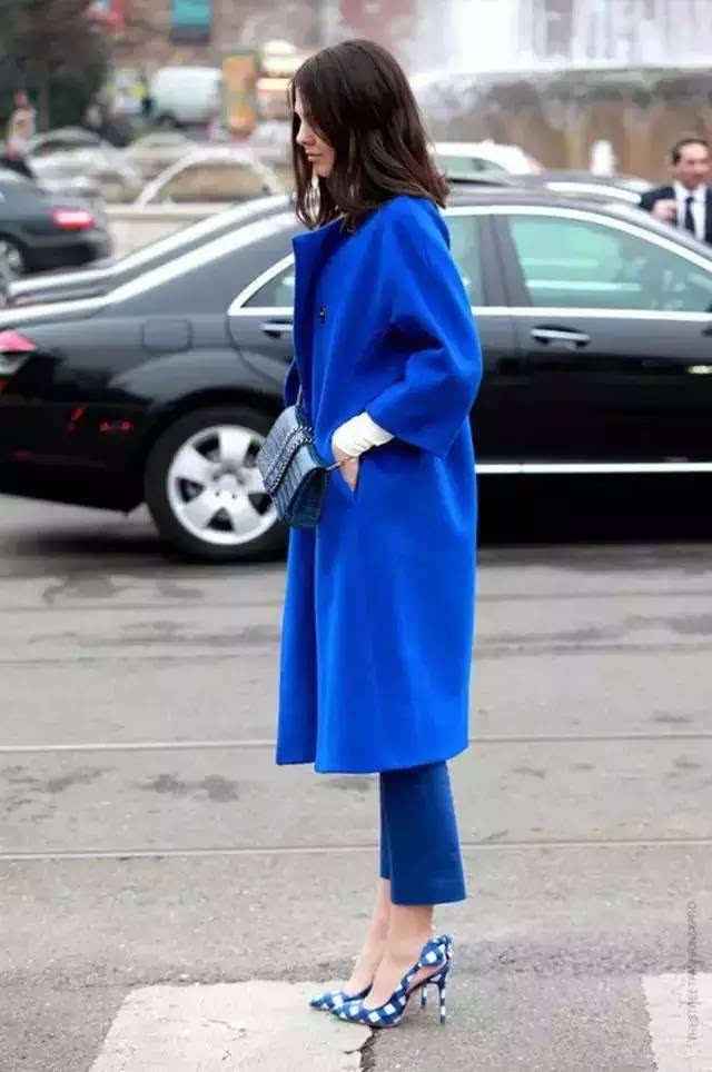 蓝色外套搭配什么鞋子图片
