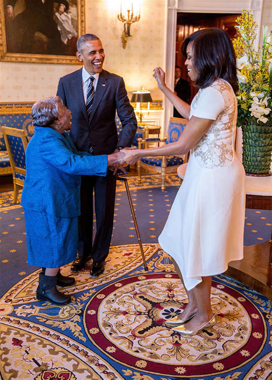 奥巴马总统看着米歇尔夫人和一位106岁的黑人老妇人在白宫跳舞