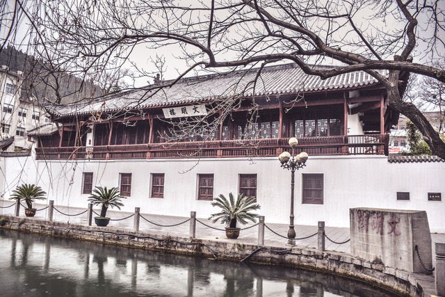 龙泉书院建于清乾隆十九年(1754年),荆门知军舒成龙集资于书塾旧址