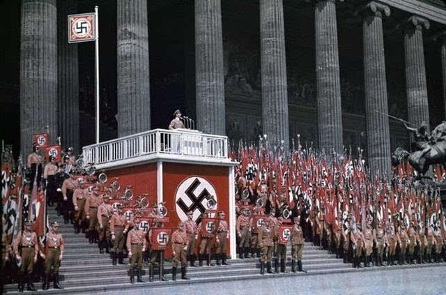 希特勒对青年团体发表讲话,上图为女性青年