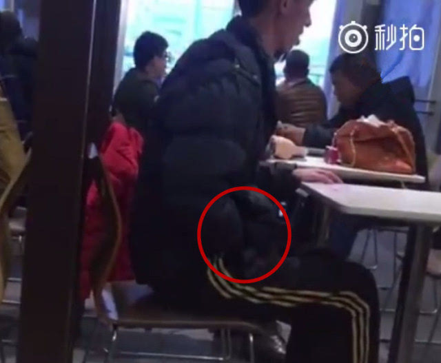 大连一运动装小伙餐桌前对女生做不雅动作被拍视频