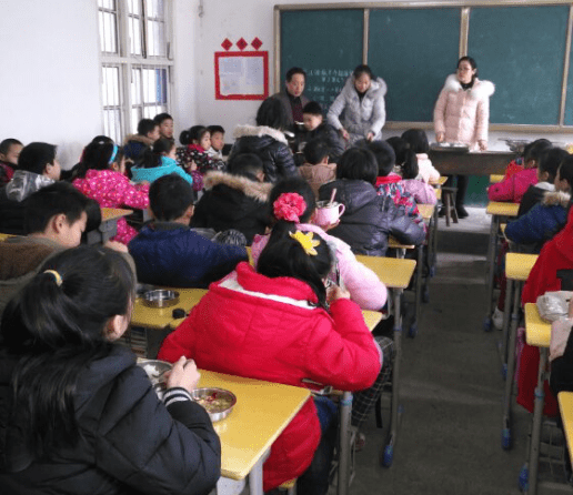 新宁藕塘小学:朴素的"陪餐老师—伍贤耀