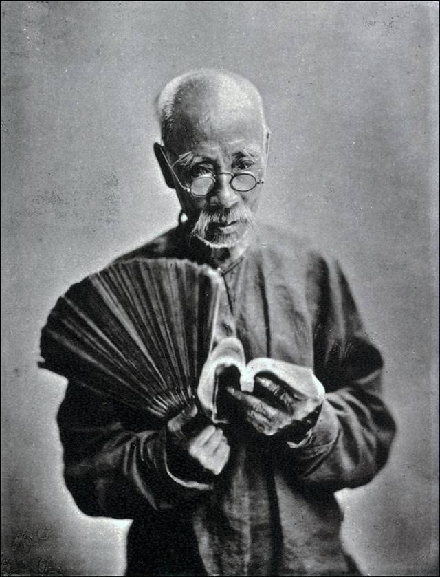 1868年开始中国之旅,直到1872年,拍摄了大量市井人物的肖像和生活照