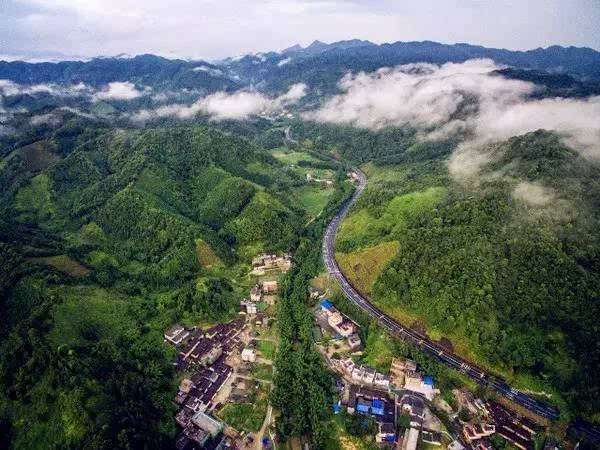 成為遠近聞名的社會主義新農村 ▲活石水村 廣州市從化區呂田鎮蓮麻村