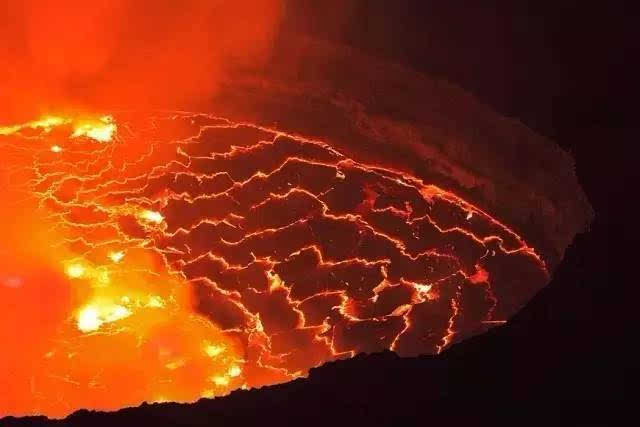 这个追火山的男人,在最接近死亡的地方拍下世界奇观