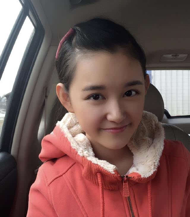 王俊凱的緋聞女友?16歲蔣依依濃妝秀肩,腿長亮了