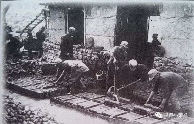 晋察冀根据地兵工厂工人在浇筑手榴弹