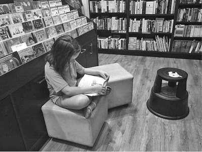 23日在以色列施泰马茨基连锁书店,一位6岁的小姑娘在读书.