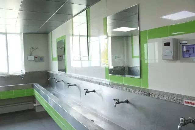 盥洗室两边各多了一块大镜子,瓷砖的颜色搭配也更漂亮了