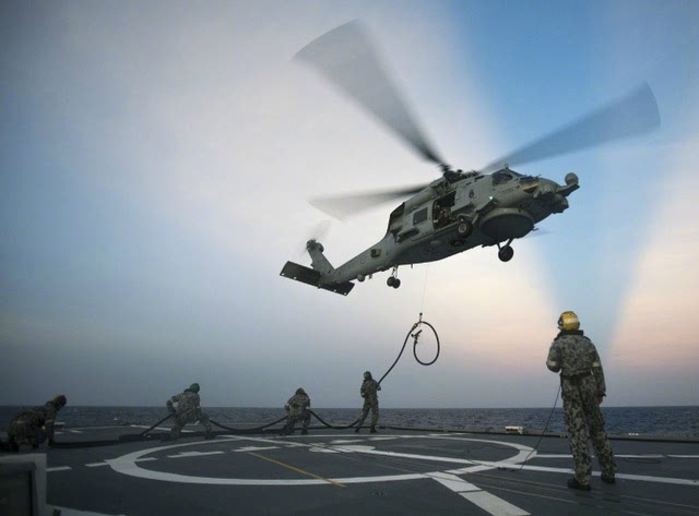 实拍美国海军舰载直升机悬停加油场景