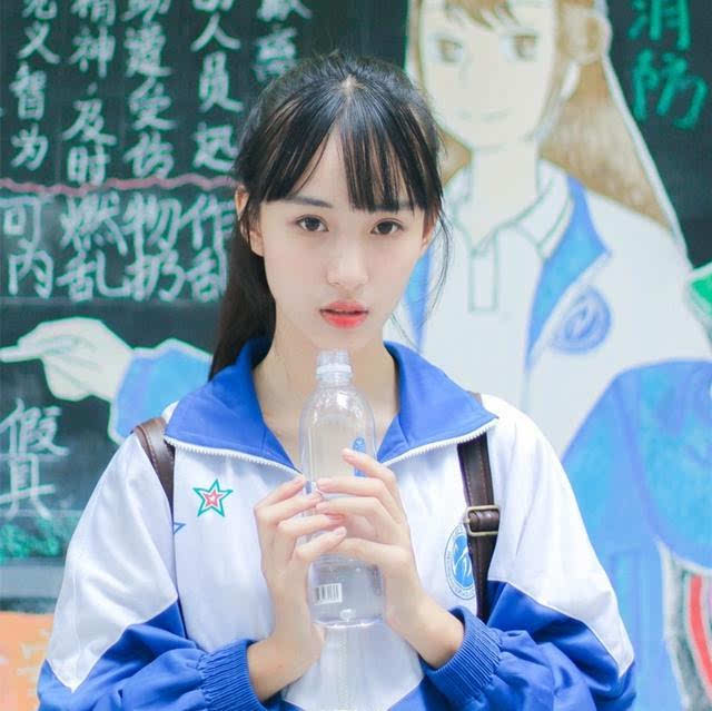 00後女生校服照走紅,被贊