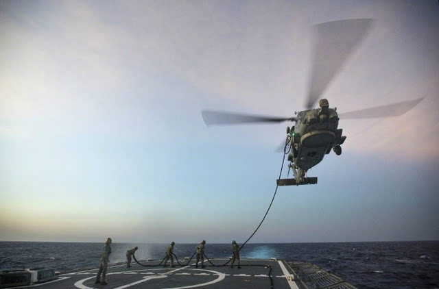 实拍美国海军舰载直升机悬停加油场景