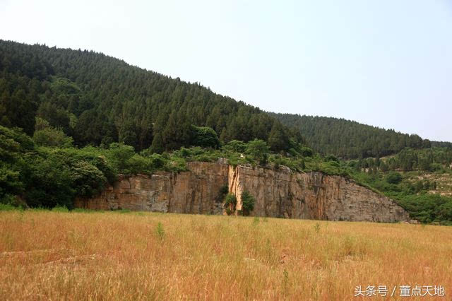 在龙洞西,大山深处,穿过一片我们戏称的云顶草原