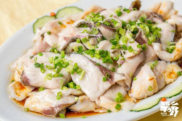 起好的鱼片简单蒸到初熟,用葱油浇淋,肉质细腻柔软,鲜滑无比