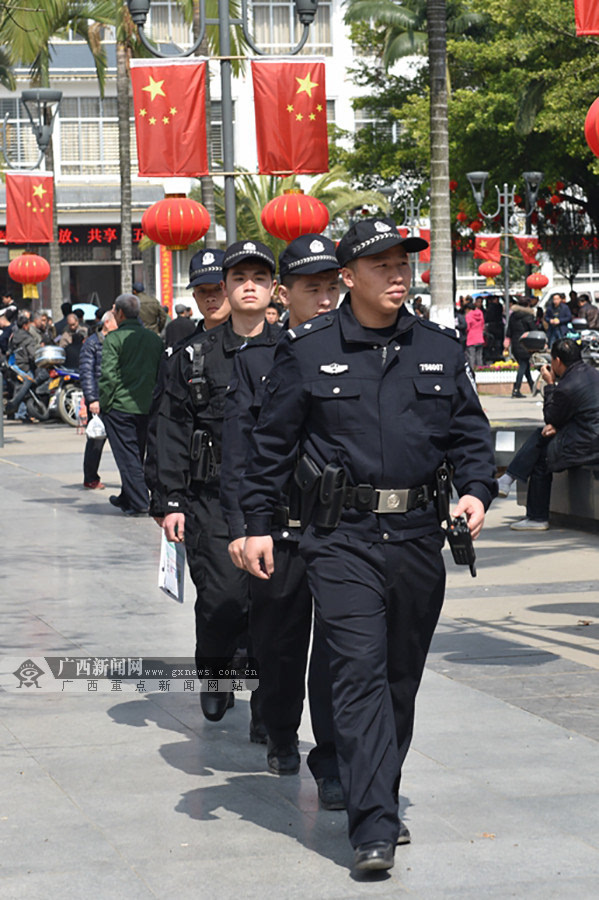 图为民警和协警正在开展街面巡逻广西新闻网通讯员 莫世万供图