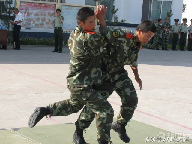 武警部隊新式擒敵拳,真的是帥呆了!想學麼?有動作要領哦!