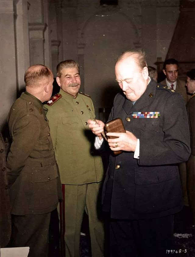 1945年2月雅尔塔会议期间,斯大林和丘吉尔在利瓦迪亚宫