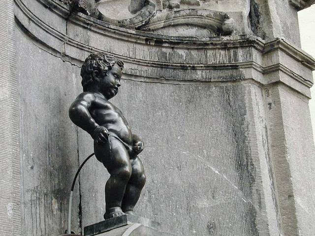 布鲁塞尔撒尿小孩雕像图片