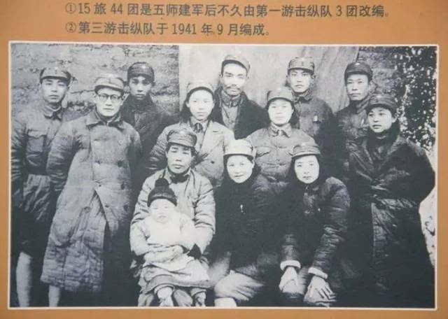 1940年,新四军鄂豫边区领导人合影,从左至右分别为:朱理治,郑绍文