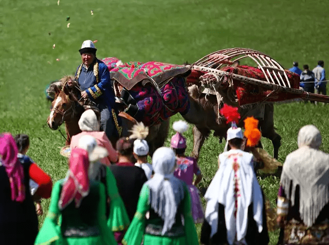 新疆哈萨克族的风俗图片
