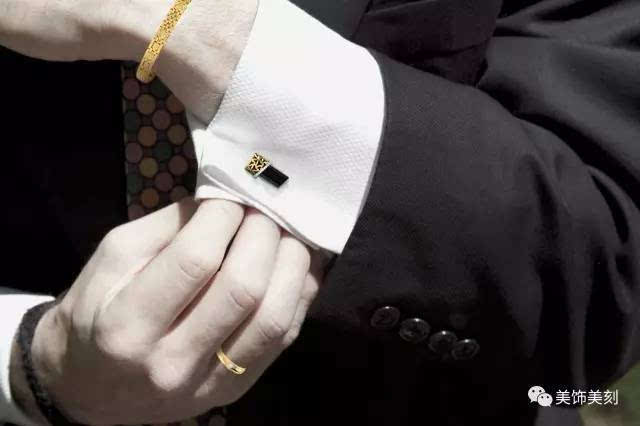 小美以几个常戴的基本款男士首饰为例:袖扣,戒指,钟表和项链