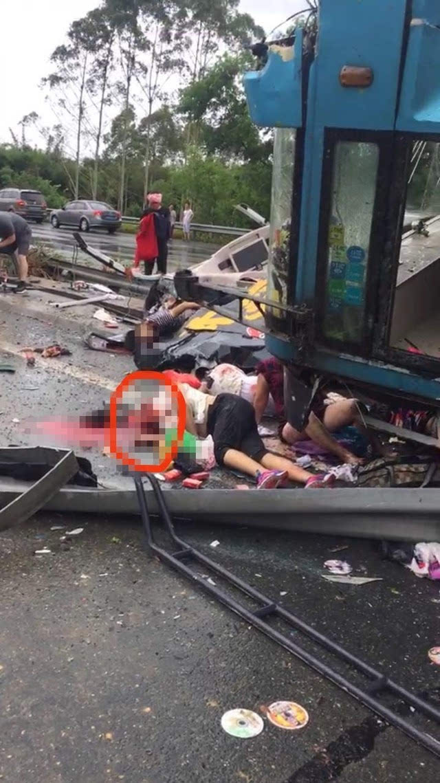 广河高速公路龙门段发生严重交通事故,目前共造成19人死亡