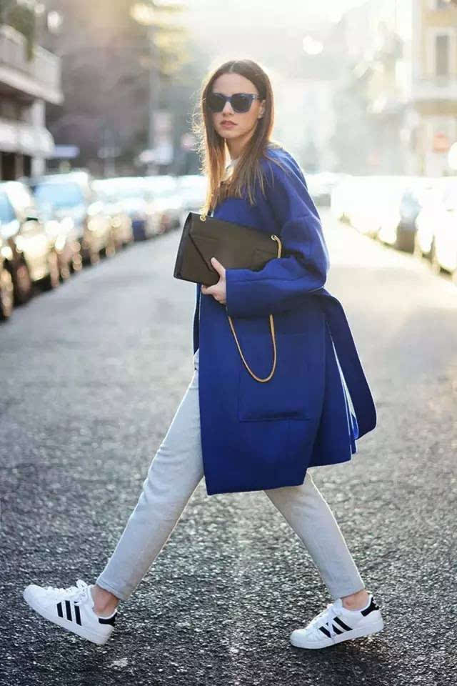 藏蓝色外套搭配小白鞋 也是不错的选择