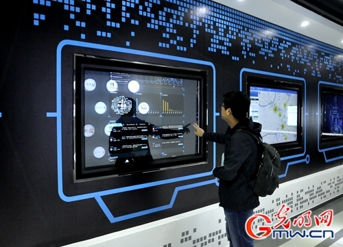 在浙江大数据交易中心,网民体验大数据给生活带来的各种变化