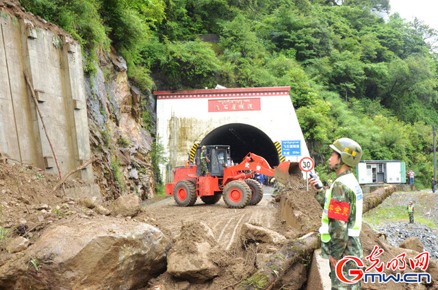 武警交通二支队全力抢通川藏公路通麦段(组图)